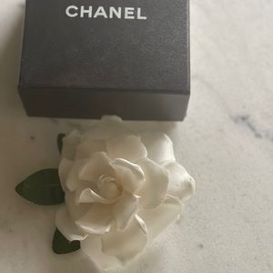CHANEL vintage White flower Brooch